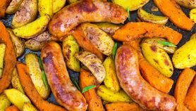 Salsiccia, patate e zucca al forno