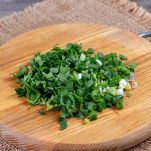 Tritate finemente un po' di prezzemolo fresco