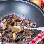 Unite i funghi affettati al soffritto e mescolate