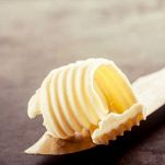 Unite una noce di burro e il parmigiano grattugiato