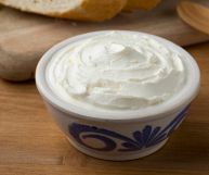 Il fromage blanc è un formaggio francese simile allo yogurt, che viene usato sia in ricette dolci che in quelle salate: ecco le sue proprietà nutrizionali