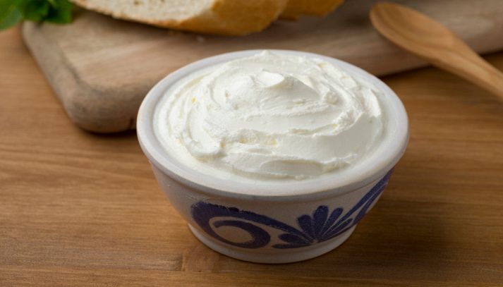 Il fromage blanc è un formaggio francese simile allo yogurt, che viene usato sia in ricette dolci che in quelle salate: ecco le sue proprietà nutrizionali