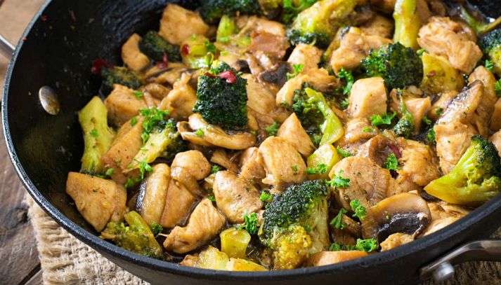 Straccetti di pollo con broccoli e funghi
