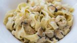 Tagliatelle con tartufo, gamberi e panna