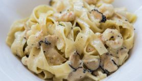 Tagliatelle con tartufo, gamberi e panna