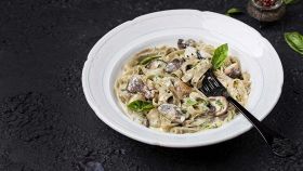 Tagliatelle panna e funghi porcini: ricetta cremosa e veloce