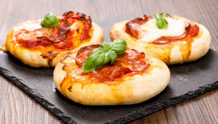 Pizzette veloci al forno con pomodoro e mozzarella | Buonissimo
