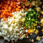 Verdure tritate in padella con olio.