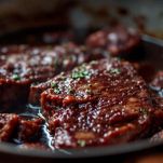 Carne in casseruola con vino rosso e pomodoro.