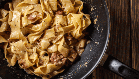 Tagliatelle con prosciutto cotto, panna e funghi