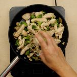 straccetti-di-pollo-con-broccoli-e-funghi-3