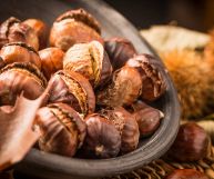 Le castagne cotte, una squisitezza tipica del periodo autunnale, sono usate in moltissime ricette dolci e salate: ecco come prepararle e le loro proprietà