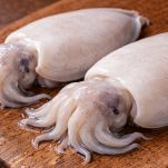 seppie sul tagliere da pulire bene