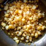 cipolla e aglio in padella con olio d'oliva