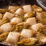 seppie e carciofi in cottura nel tegame