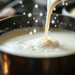 latte riscaldato sul fuoco