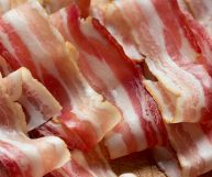 La pancetta affumicata è un salume ricco di sapore, che viene utilizzato anche a cubetti per impreziosire sughi buonissimi: ecco le sue proprietà nutrizionali
