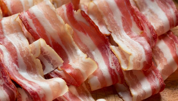 La pancetta affumicata è un salume ricco di sapore, che viene utilizzato anche a cubetti per impreziosire sughi buonissimi: ecco le sue proprietà nutrizionali