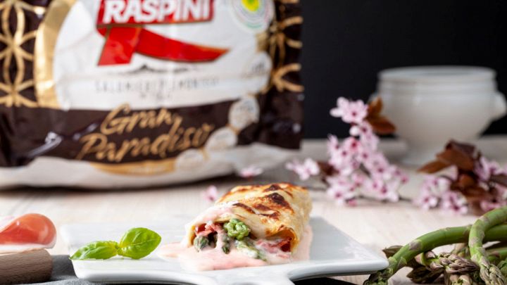 Rollè di lasagna con asparagi e besciamella al prosciutto