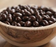 I chicchi di caffè ricoperti di cioccolato sono ottimi da accompagnare ad una buona tazza di caffè: ecco le loro proprietà nutrizionali e gli usi in cucina