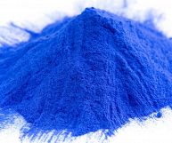 Il colorante alimentare blu viene molto usato per dare un tocco di colore in cucina: lo si può preparare anche con ingredienti naturali, ecco come