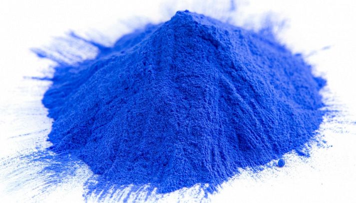 Il colorante alimentare blu viene molto usato per dare un tocco di colore in cucina: lo si può preparare anche con ingredienti naturali, ecco come