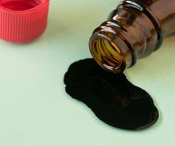 Per dare un aspetto particolare ai piatti si può usare il colorante alimentare nero: ecco come prepararlo in casa e come lo si può impiegare in cucina