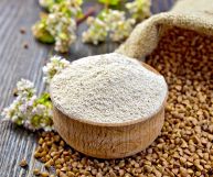 La farina di grano saraceno è un'ottima alternativa alla comune farina raffinata, soprattutto per i celiaci: ecco le sue proprietà e gli usi in cucina