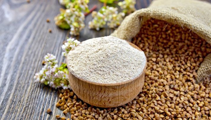 La farina di grano saraceno è un'ottima alternativa alla comune farina raffinata, soprattutto per i celiaci: ecco le sue proprietà e gli usi in cucina