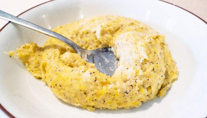 La farina per polenta taragna istantanea è ottima per realizzare in pochi minuti uno dei piatti più prelibati della tradizione valtellinese: ecco come si usa