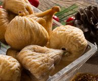 I fichi secchi sono molto amati da grandi e piccini: vengono utilizzati sia in ricette dolci che salate, e sono ricchi di proprietà interessanti