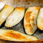 Frittura in padella delle melanzane con poco olio