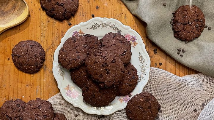 Biscotti al cacao e gocce di cioccolato