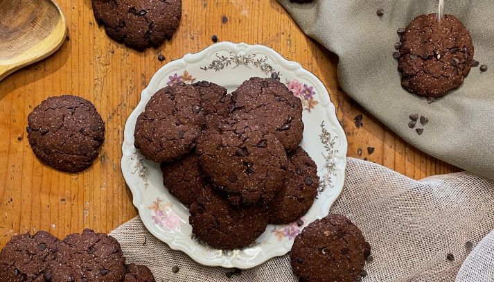 Biscotti al cacao e gocce di cioccolato