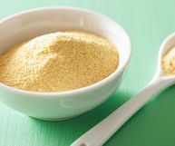 Il lievito alimentare è un incredibile integratore, ricco di sostanze benefiche per l'organismo: ecco tutte le sue proprietà e come usarlo in cucina