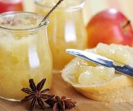 La marmellata di mele, semplicissima e veloce da preparare, è uno spuntino delizioso: scopriamo le sue proprietà e come valorizzarla al meglio