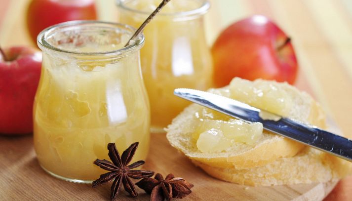 La marmellata di mele, semplicissima e veloce da preparare, è uno spuntino delizioso: scopriamo le sue proprietà e come valorizzarla al meglio