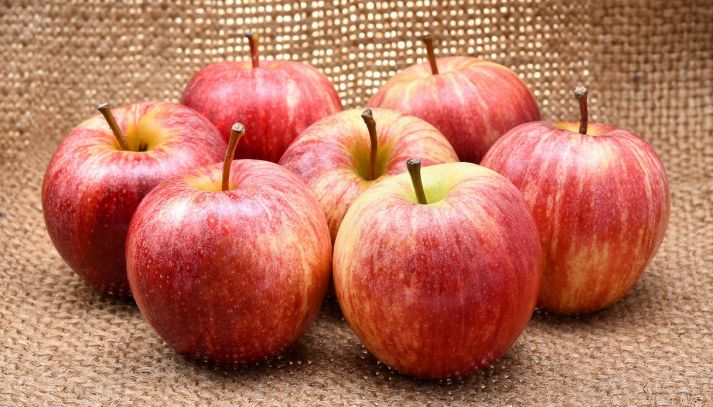 Le mele Royal Gala, con il suo colore brillante e il sapore zuccherino, sono molto apprezzate da grandi e piccini: ecco le proprietà nutrizionali che vantano