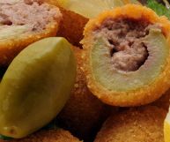 Le olive ascolane, specialità tipica marchigiana, sono ottime sia in salamoia che nella loro versione farcita e fritta: ecco i loro valori nutrizionali