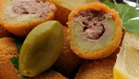 Le olive ascolane, specialità tipica marchigiana, sono ottime sia in salamoia che nella loro versione farcita e fritta: ecco i loro valori nutrizionali