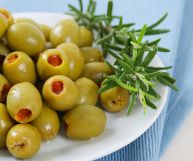 Le olive farcite, che possono essere preparate con i più svariati ingredienti, sono ideali per l'aperitivo: ecco quali sono le loro proprietà nutrizionali