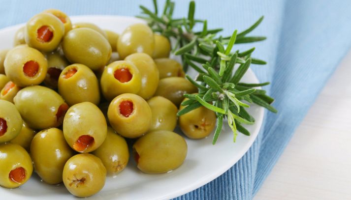 Le olive farcite, che possono essere preparate con i più svariati ingredienti, sono ideali per l'aperitivo: ecco quali sono le loro proprietà nutrizionali