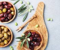 Le olive in salamoia, facilissime da preparare anche in casa, sono ideali per tante ricette: scopriamo le loro proprietà nutrizionali e gli usi in cucina
