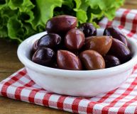 Le olive Kalamata sono una varietà di olive prodotte tipicamente in Grecia, e hanno un sapore intenso: scopriamo le loro caratteristiche e gli usi in cucina