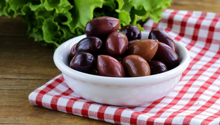 Le olive Kalamata sono una varietà di olive prodotte tipicamente in Grecia, e hanno un sapore intenso: scopriamo le loro caratteristiche e gli usi in cucina