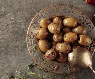 Bastano pochi ingredienti per preparare delle deliziose olive verdi piccanti, ottime come aperitivo: ecco le loro proprietà nutrizionali e le ricette in cui usarle