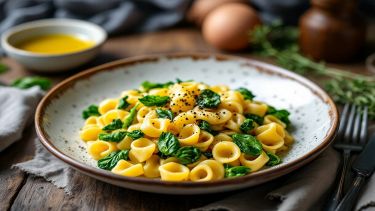 Orecchiette alle cime di rapa servite con pepe e olio.