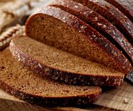 Il pane di segale, valida alternativa al comune pane bianco, è rispetto a questo meno calorico e più ricco di fibre: ecco tutte le sue proprietà