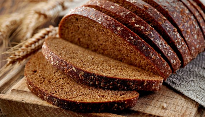 Il pane di segale, valida alternativa al comune pane bianco, è rispetto a questo meno calorico e più ricco di fibre: ecco tutte le sue proprietà
