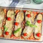 Parmigiana di melanzane cruda, pronta per essere infornata